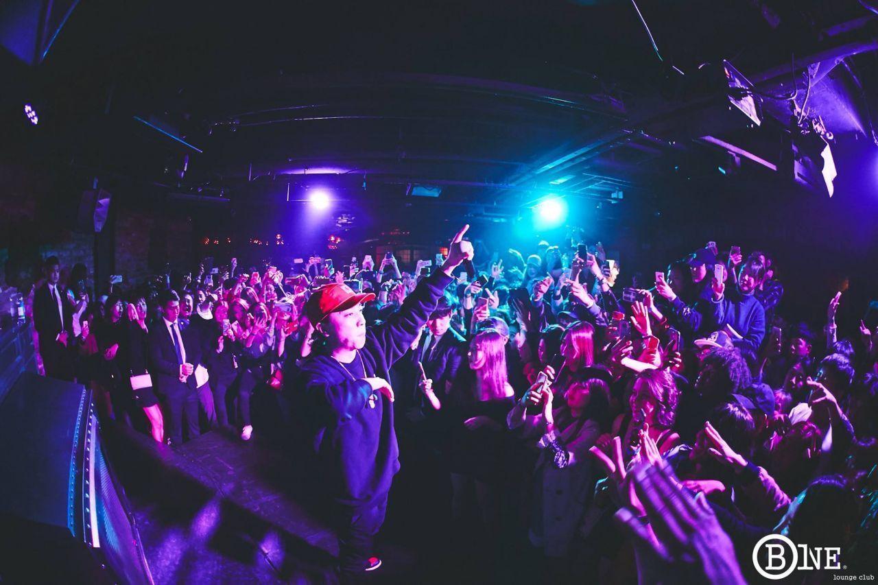 Lebhaft gefüllter Nachtclub in Itaewon mit stimmungsvoller Beleuchtung und tanzenden Gästen.